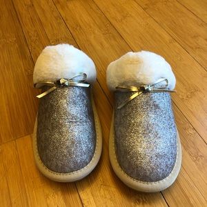 MICHAEL KORS MARGOT COMFY SLIPPERS, GOLD/SILVER/OFF WHITE,